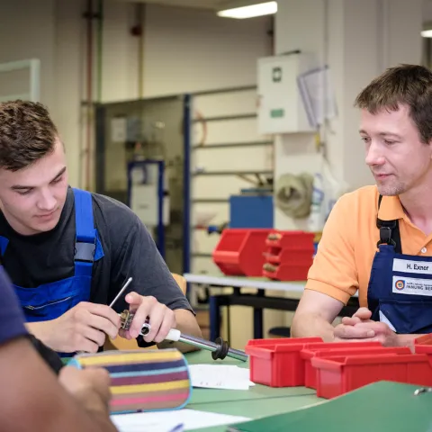 Betriebliche Ausbildung stärken
